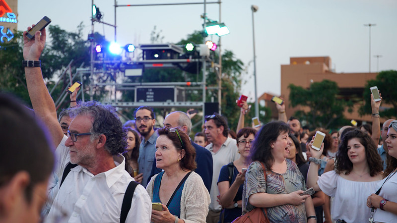 People connected to Kalliópê during the warm-up, at the beginning of the show