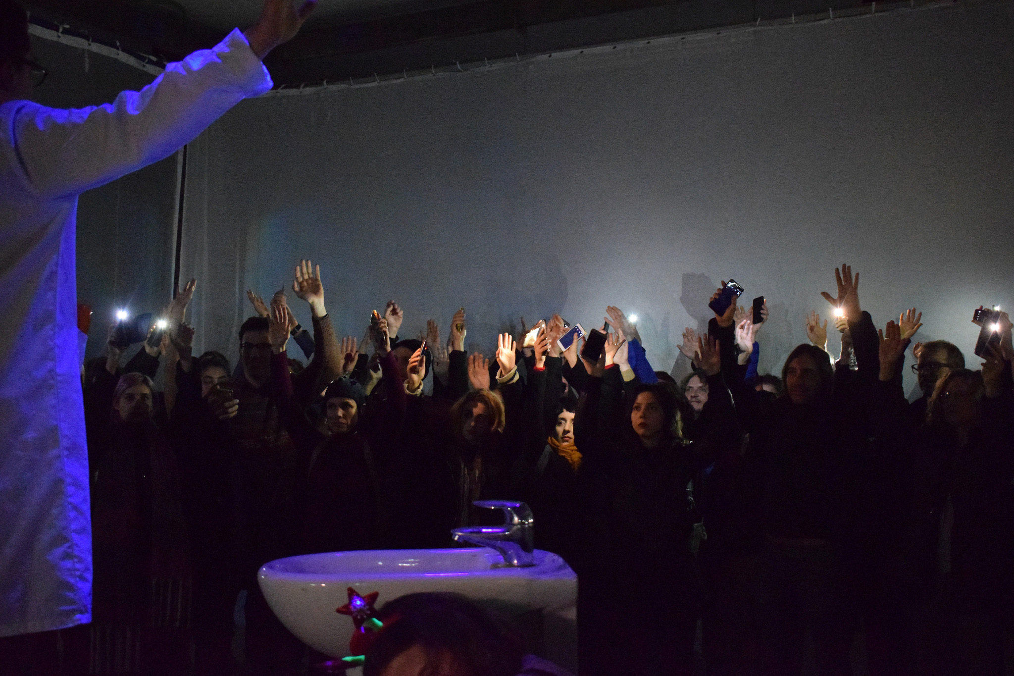 Flashlight of the audience lightning during a moment of the performance